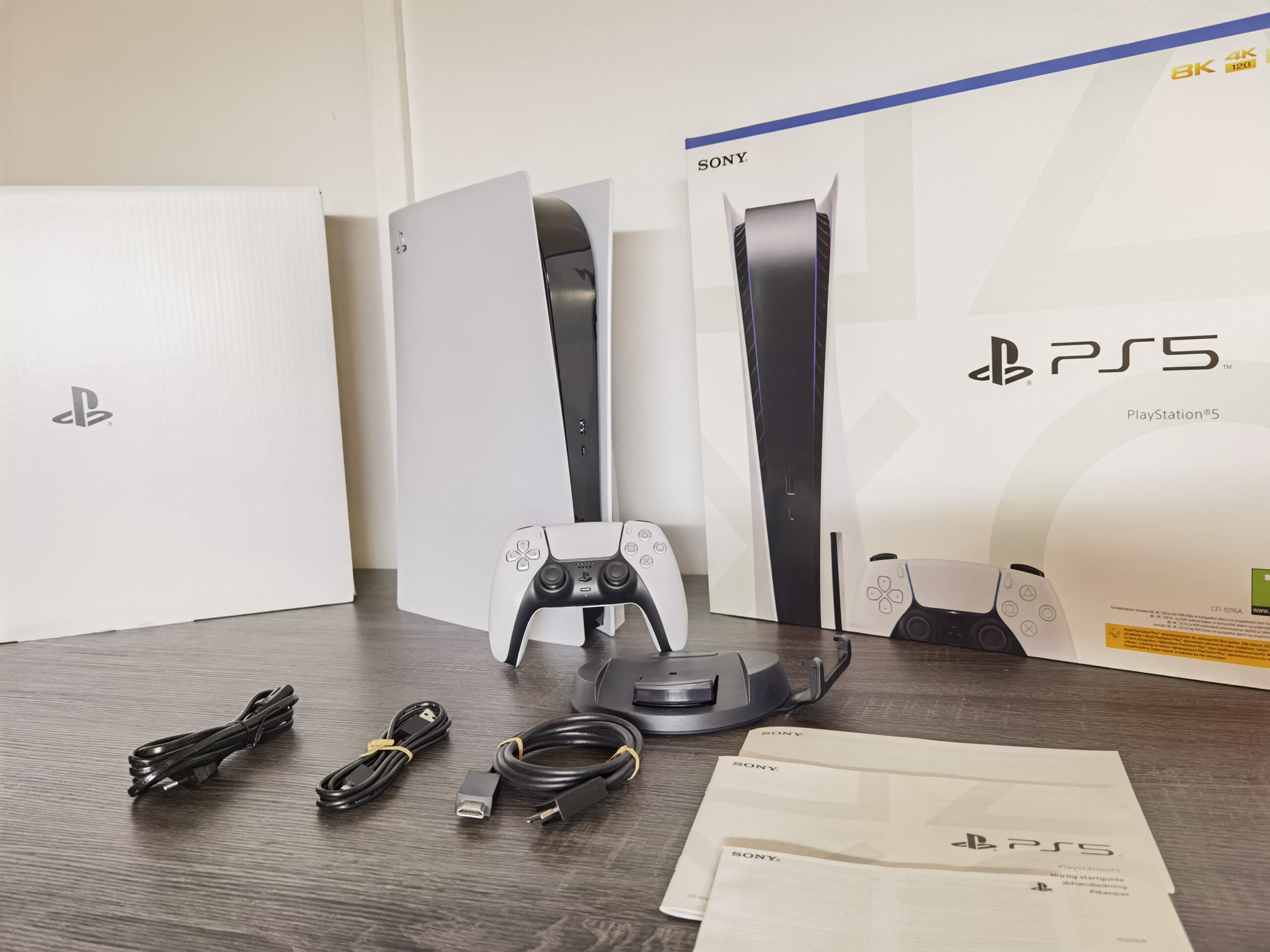 Read more about the article Nyt se on täällä! PlayStation 5 – konsolin unboksaus!